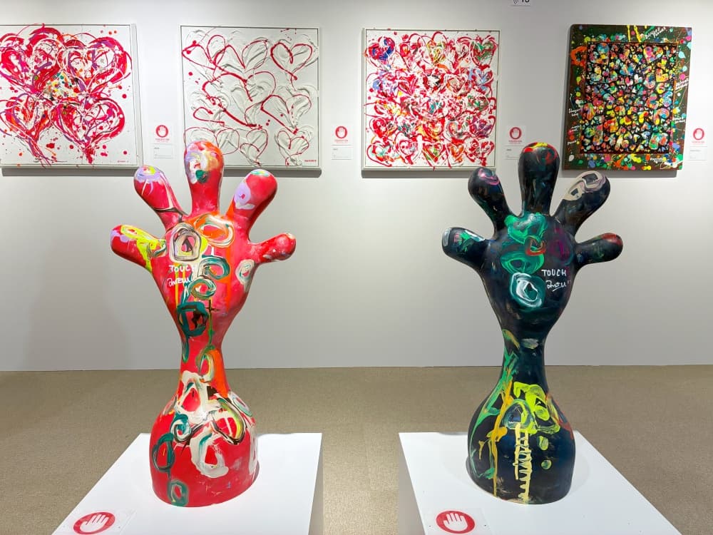 木梨憲武展 大阪 触れることができる展示作品（手のオブジェ）