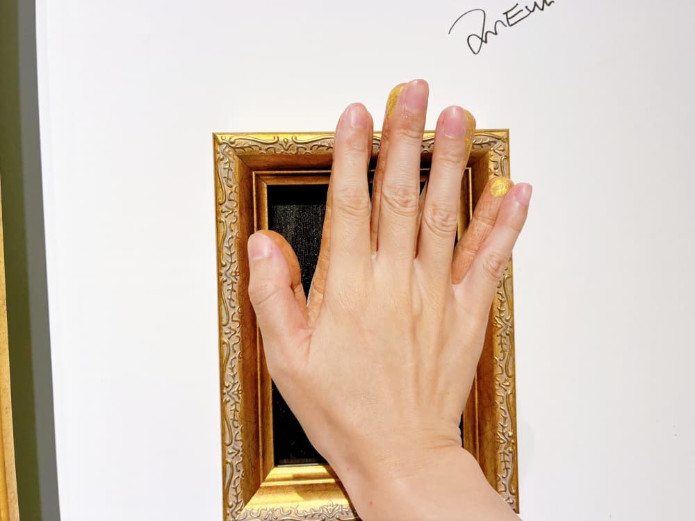 木梨憲武展 大阪 触れることができる展示作品（リアルな手のオブジェ）