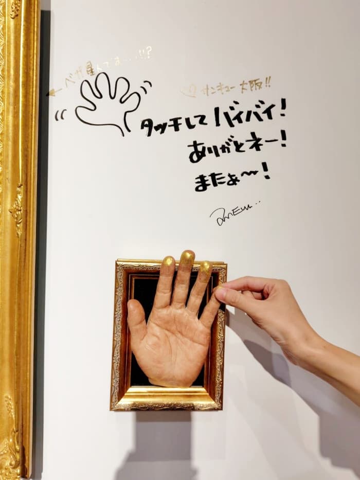 木梨憲武展 大阪 触れることができる展示作品（リアルな手のオブジェ）