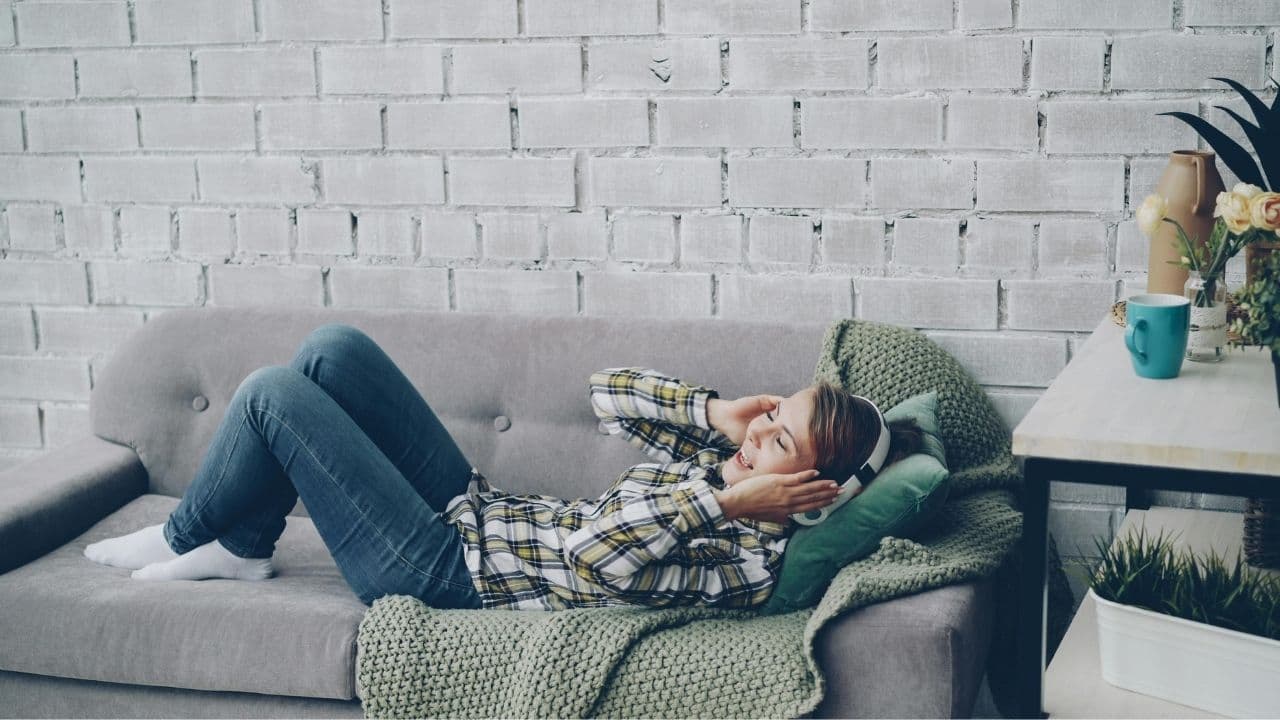 リラックスしながら音楽を聴いている女性