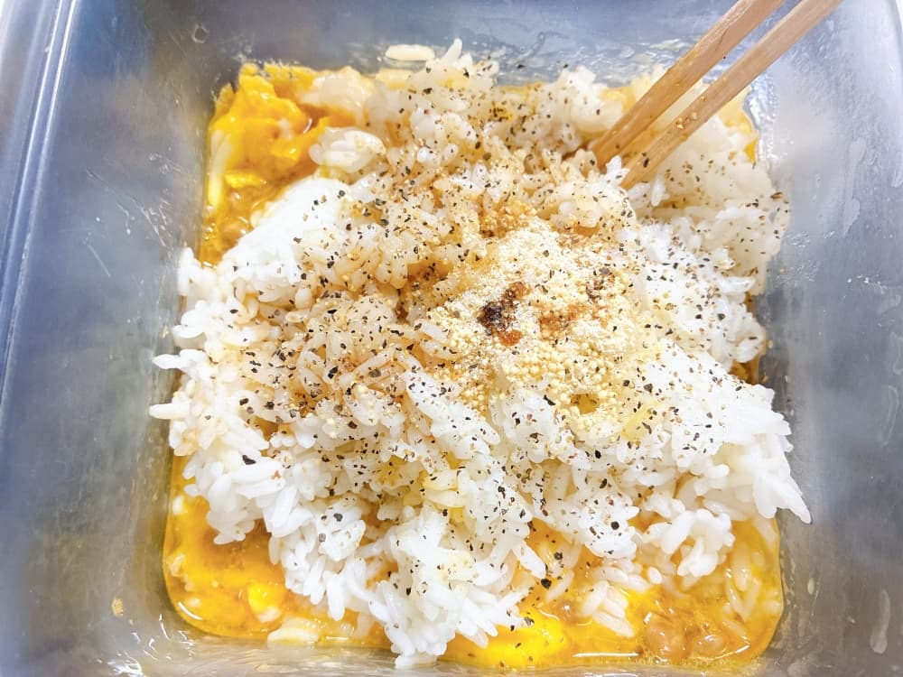 ごはんと調味料を加えたところ