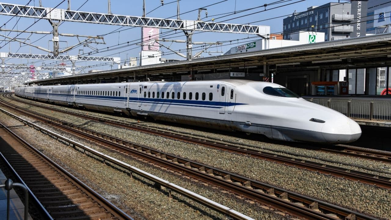 新幹線が止まっている