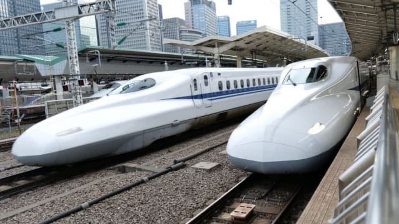 停車中の新幹線