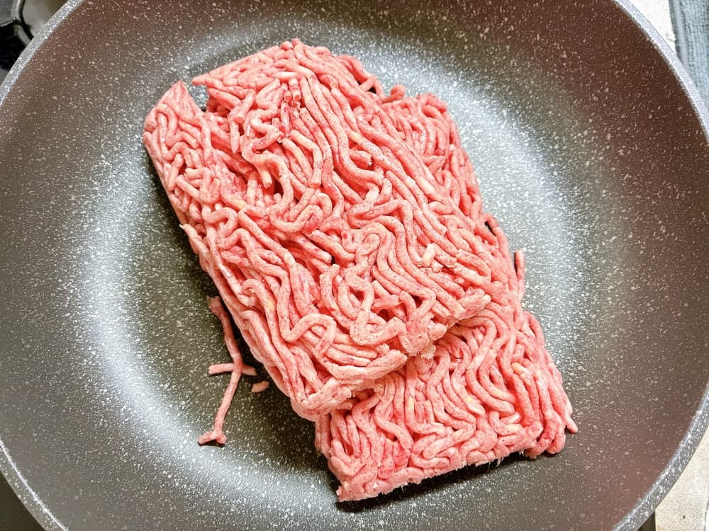 フライパンに材料を入れる