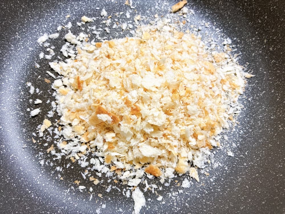 パン粉を炒める