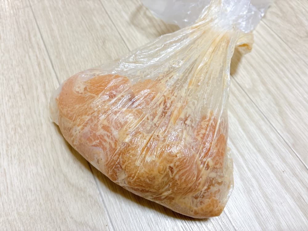 下味をもみこんでいるところ