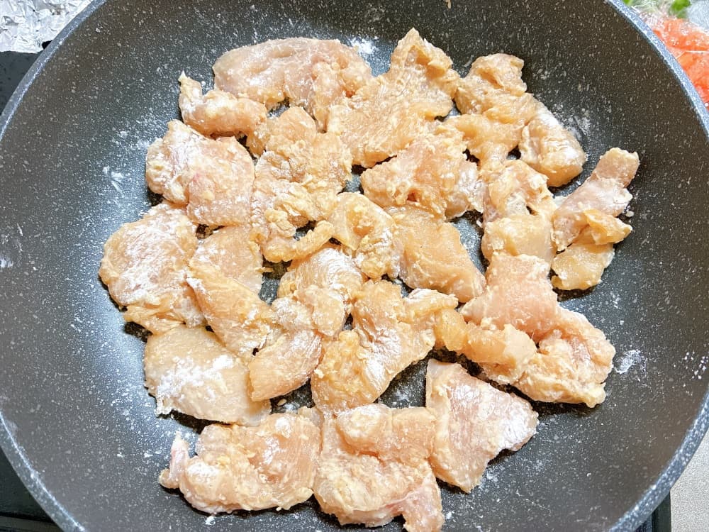フライパン内で片栗粉をまぶす