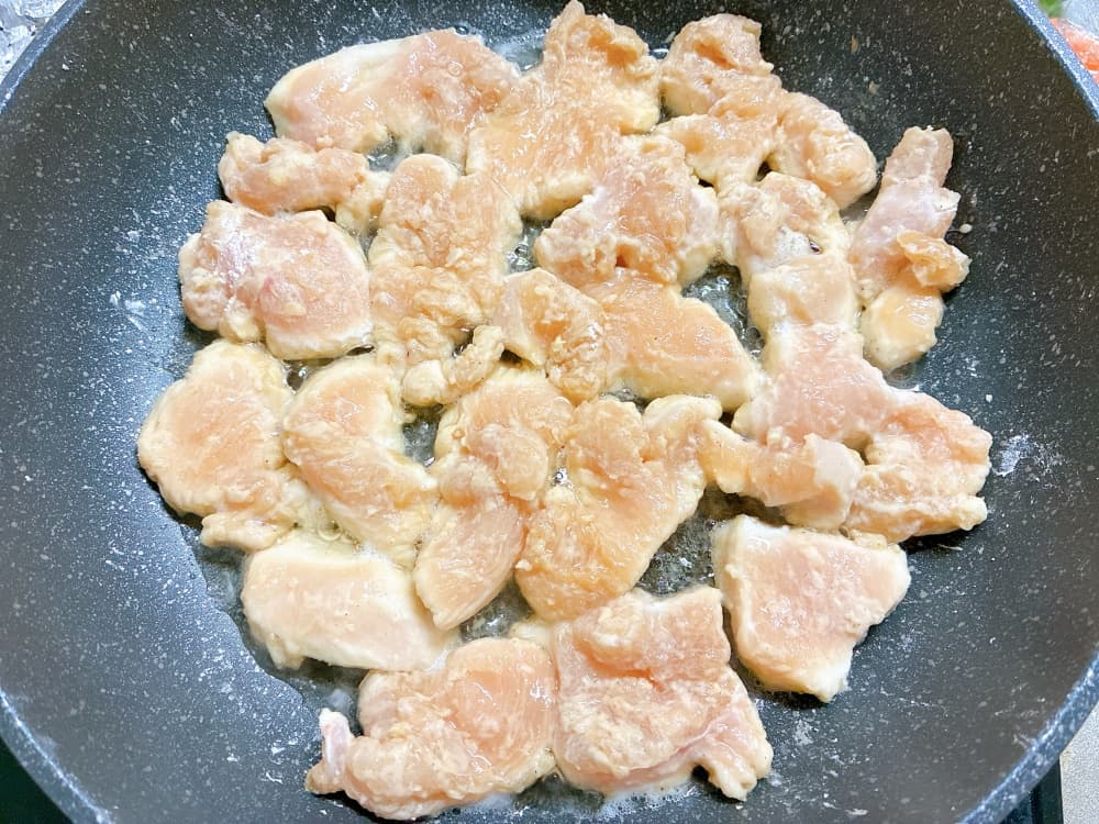 フライパンで鶏むね肉を焼いているところ