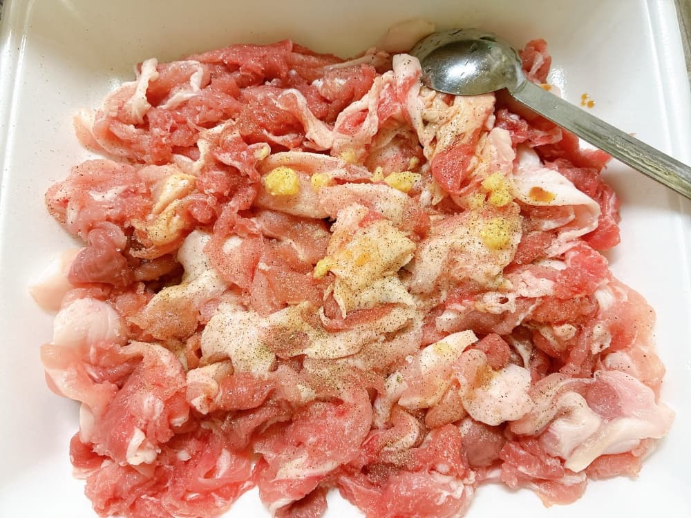 豚こま肉に下味をつける