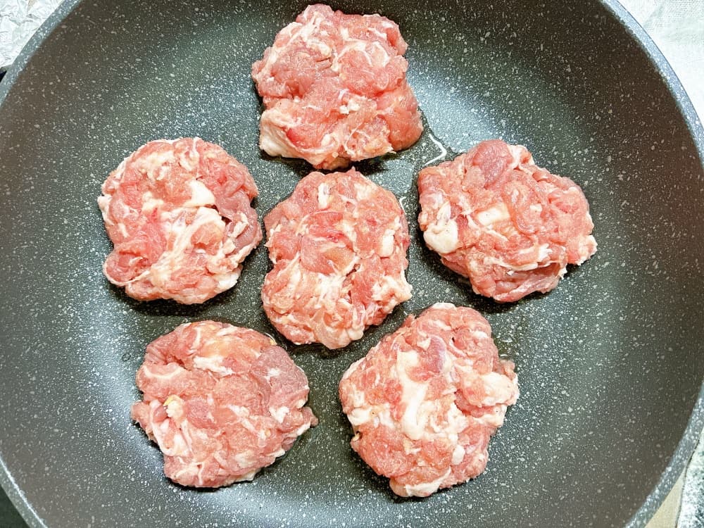 お肉をぎゅっと丸めて成形