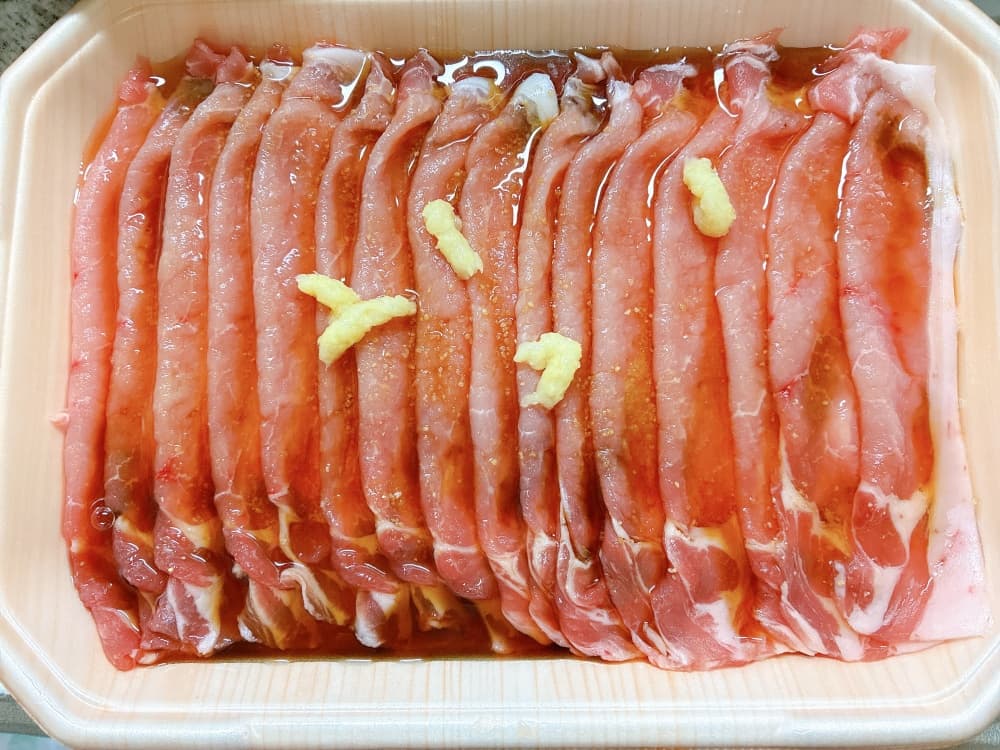 豚肉に調味料を入れたところ