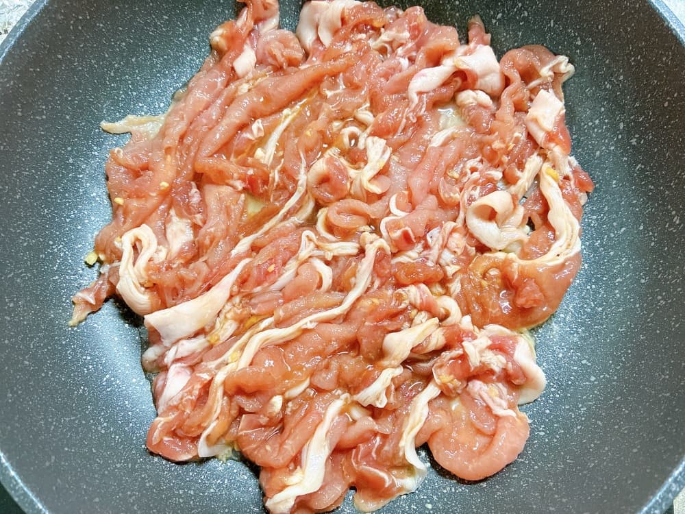 フライパンに豚肉を入れたところ
