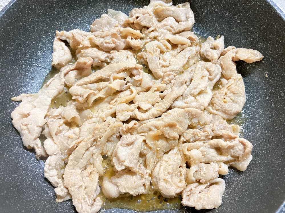 豚肉を焼いているところ