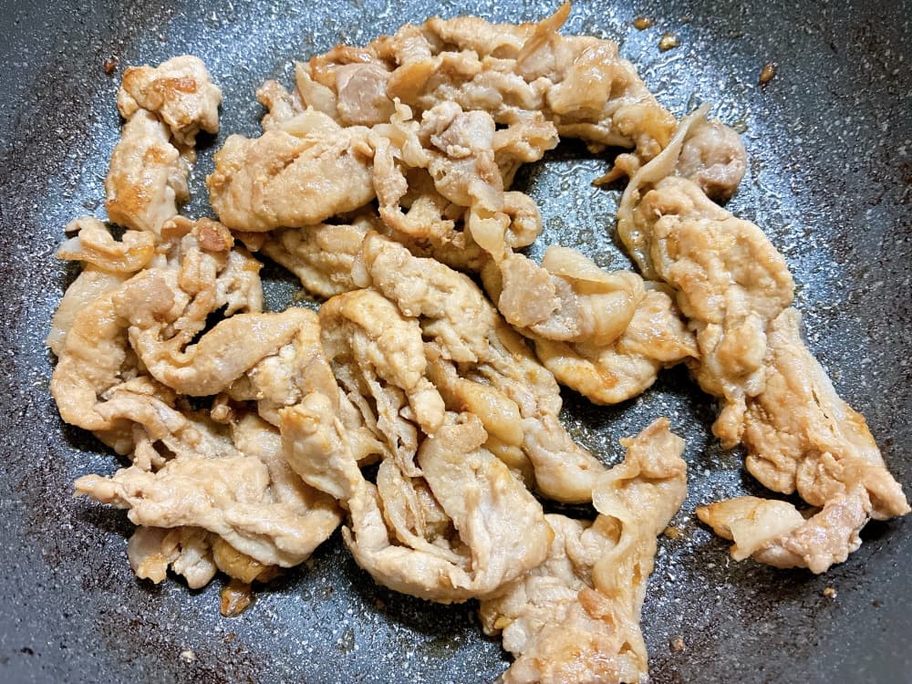 豚肉に焼色が付いてきたところ