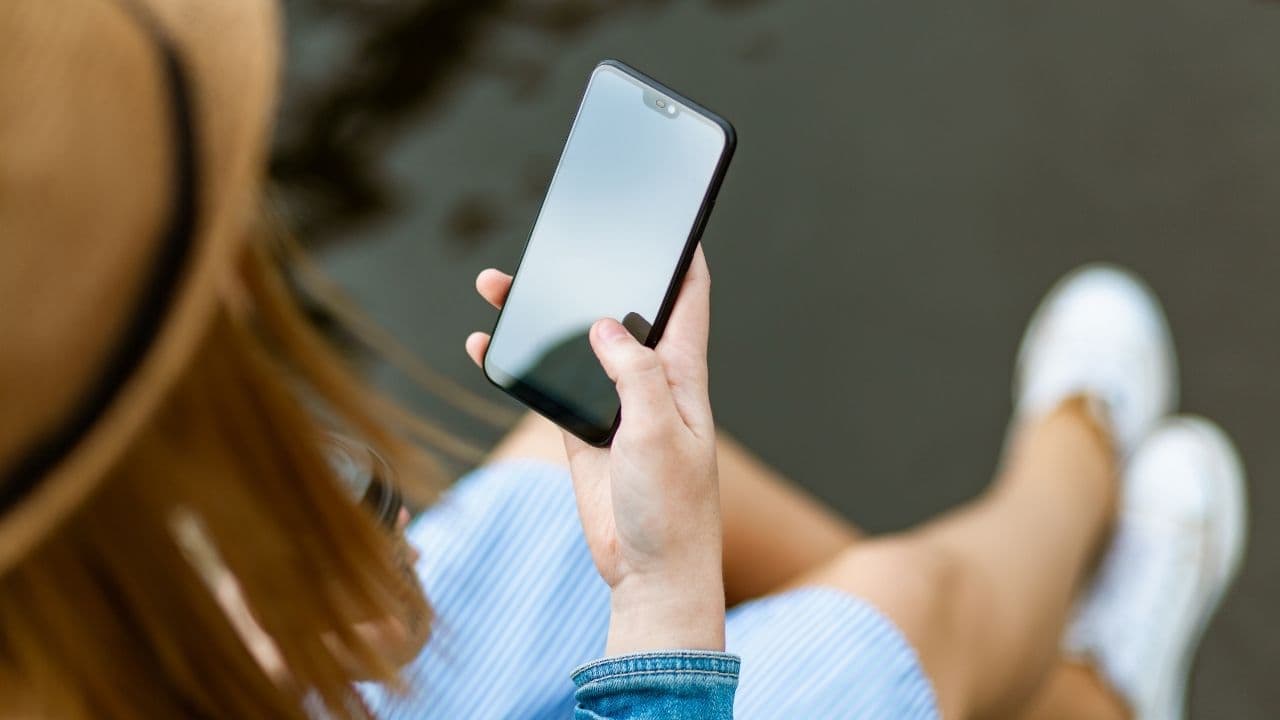 スマホショルダーは便利！でもカバンはどうする？