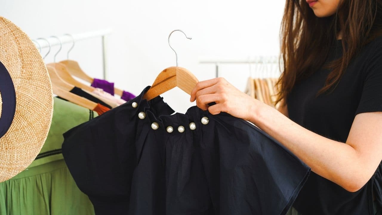 黒い服はなぜ塩ジミが特に目立つの？