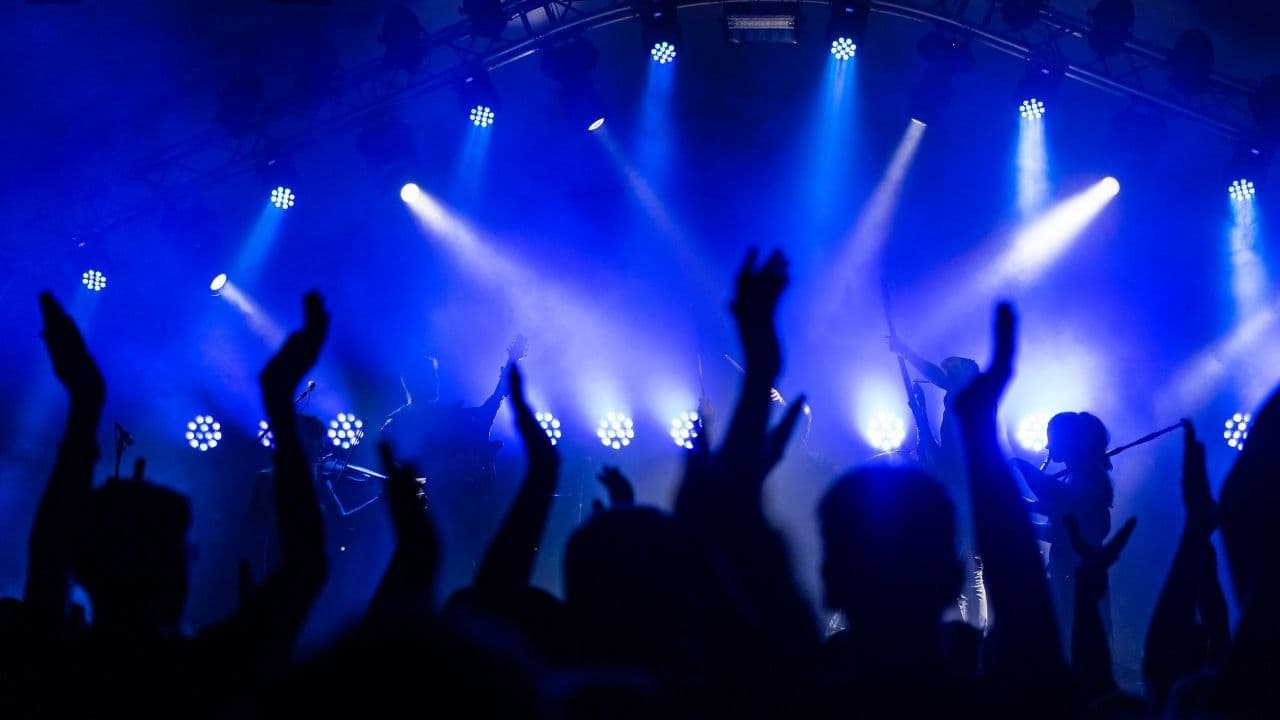 ライブ一人で行く女って寂しい？変なの？