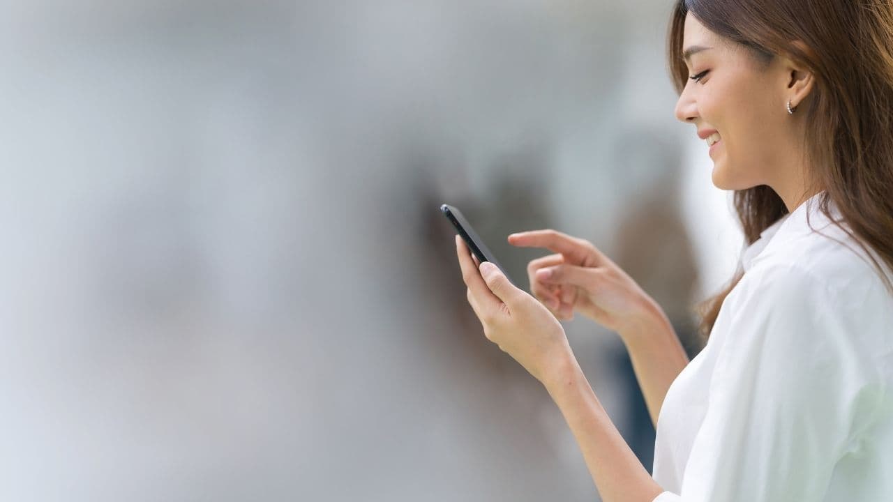 スマホを見る女性