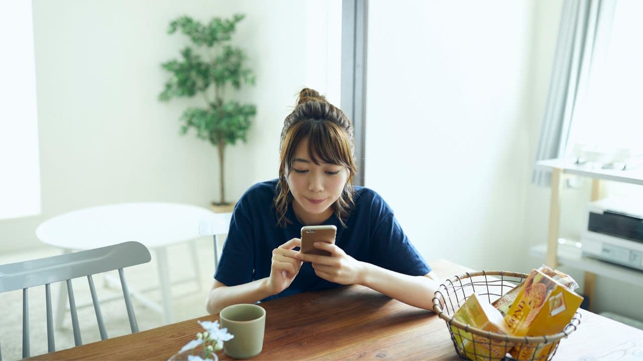 スマホを見る女性