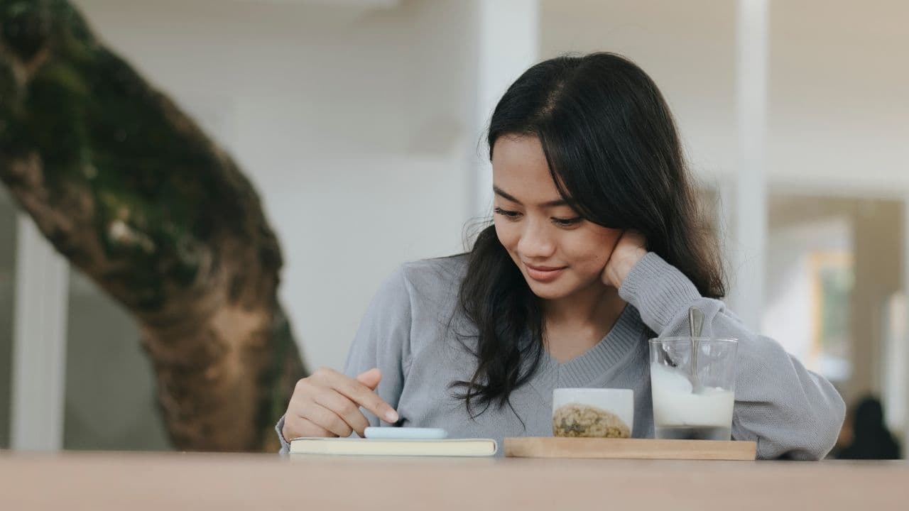 スマホを見る女性