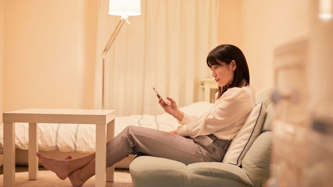 スマホを見る女性