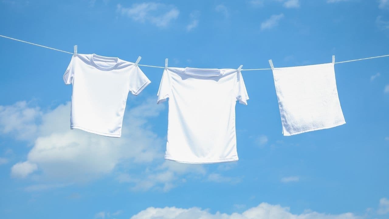 白い服に黄ばみができる原因は？