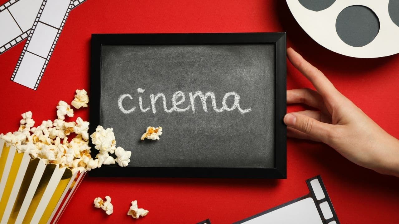 「1人で映画はおかしい」と感じる理由とは？